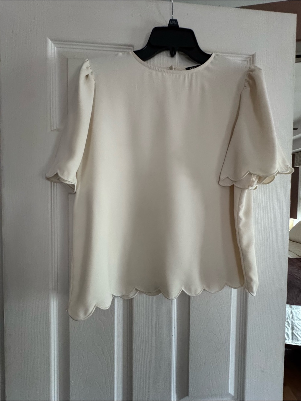 Express Cream Scallop Hem Short Sleeve Blouse